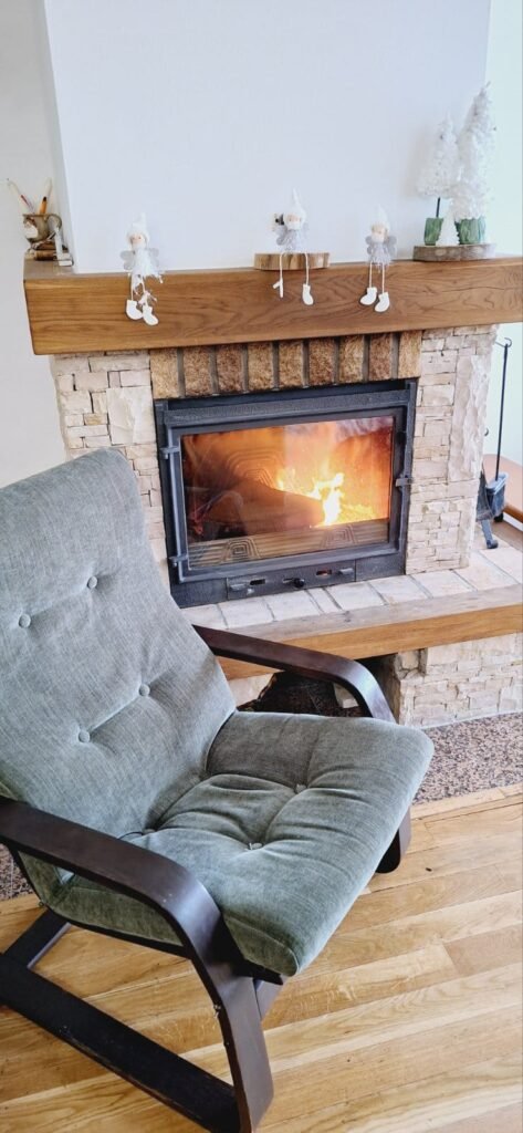 Kamin na drva i udobna fotelja – Peko apartman Jahorina