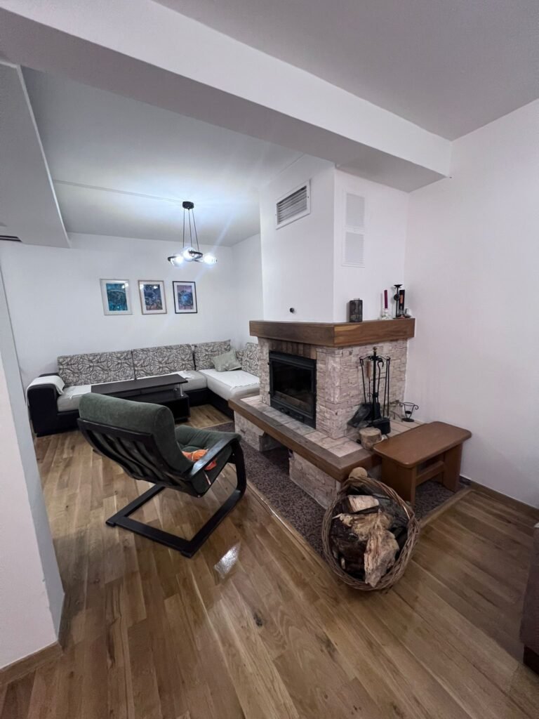 Prostran dnevni boravak sa kaminom – Peko apartman Jahorina