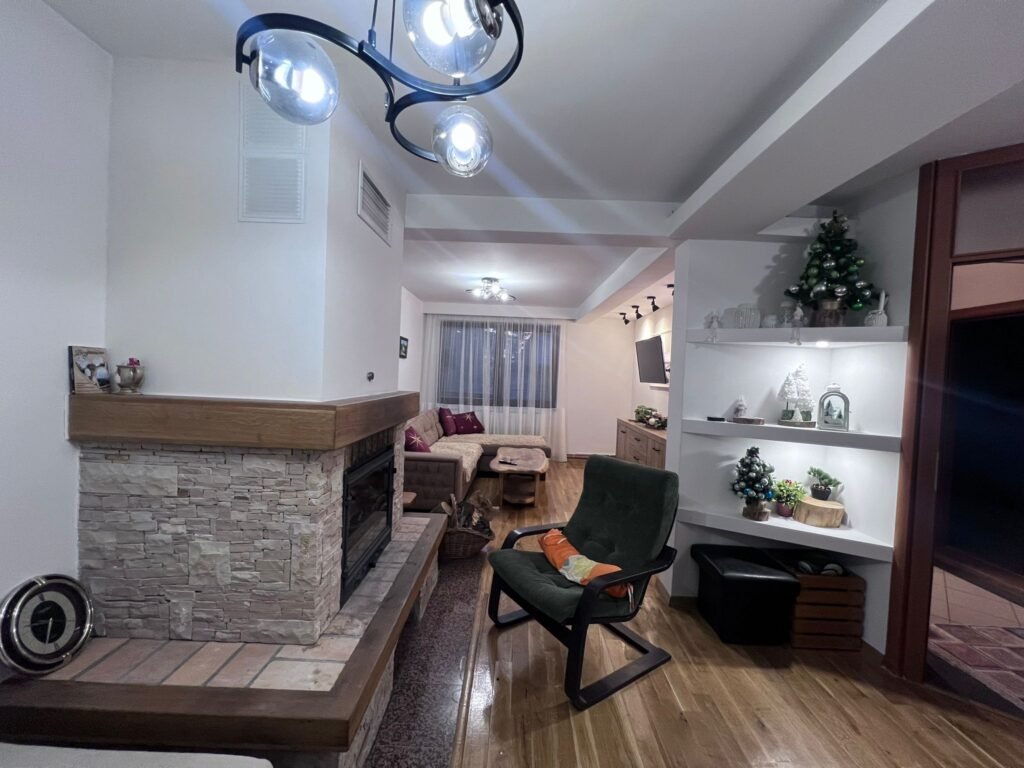 Dnevni boravak sa kamenim kaminom – Peko apartman Jahorina