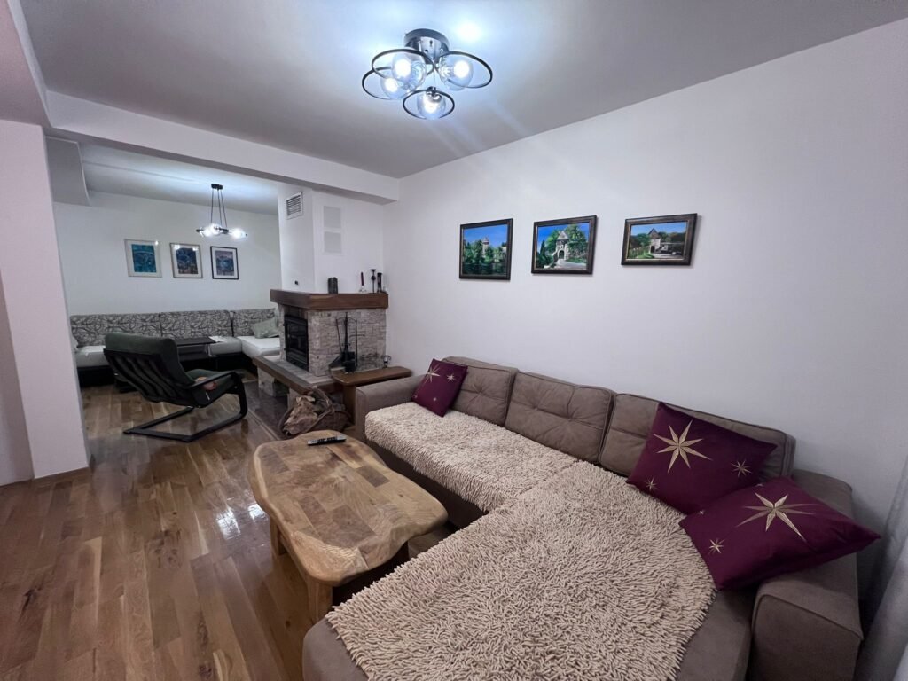 Ugaona sofa sa krznenim prekrivačima – Peko apartman Jahorina