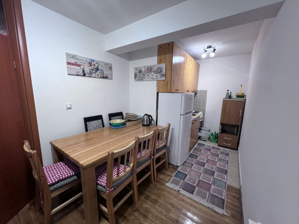 Trpezarija i potpuno opremljena kuhinja – Peko apartman Jahorina