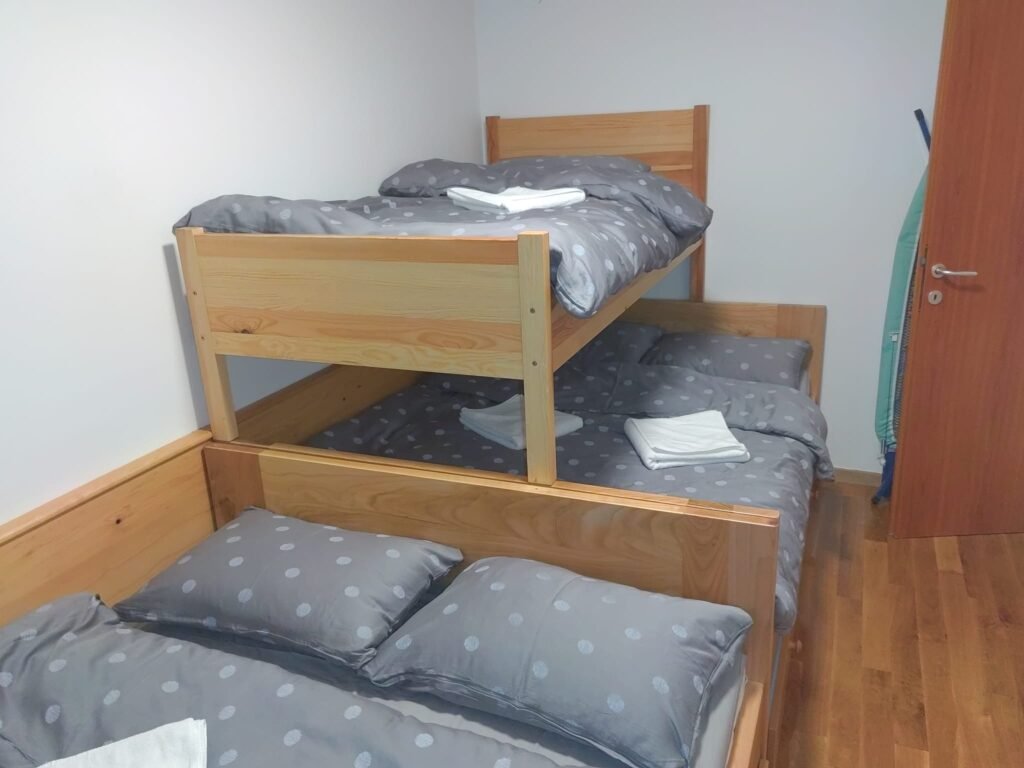 Spavaća soba sa udobnim krevetima – Peko apartman Jahorina