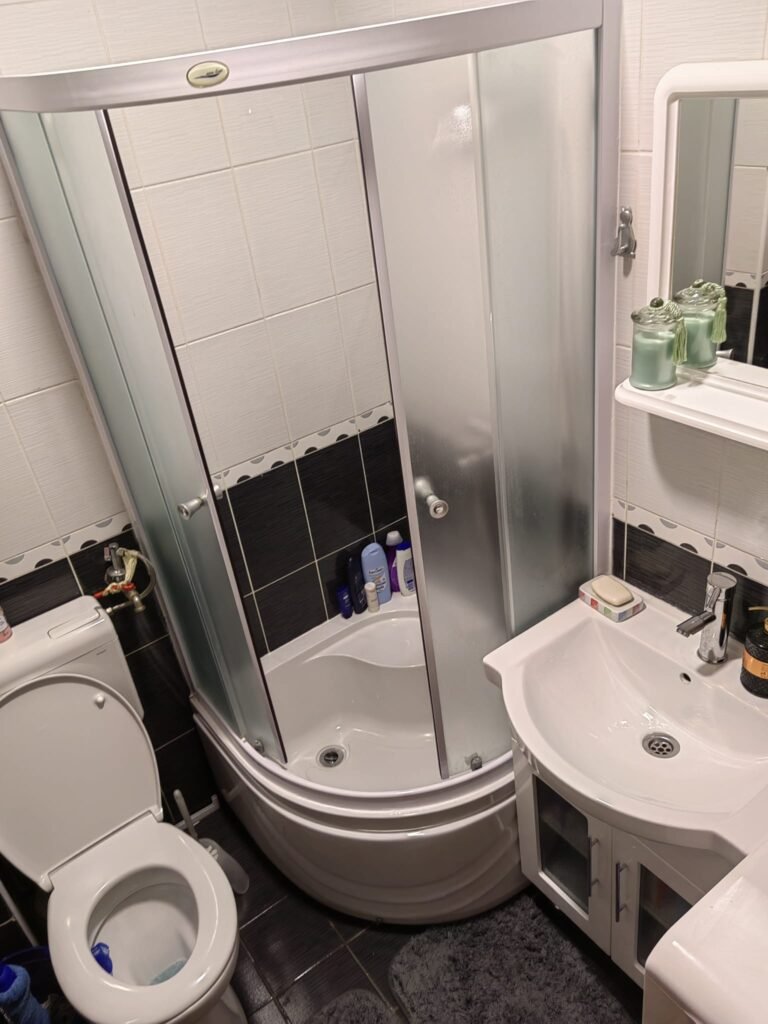Kupatilo sa tuš-kabinom – Peko apartman Jahorina