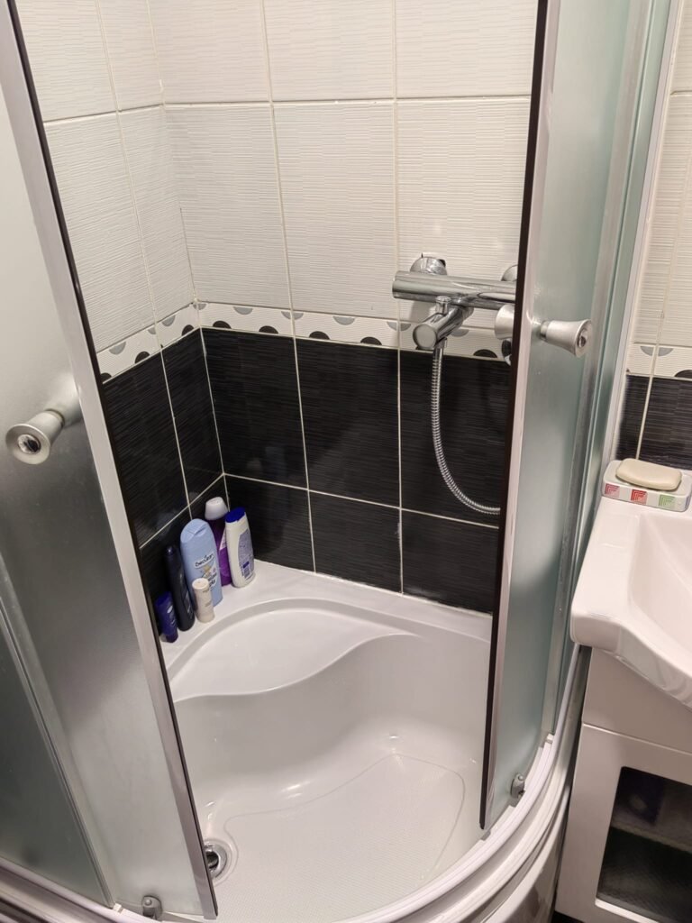 Tuš-kabina u kupatilu – Peko apartman Jahorina