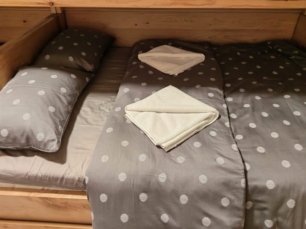 Kreveti sa svježom posteljinom i peškirima – Peko apartman Jahorina