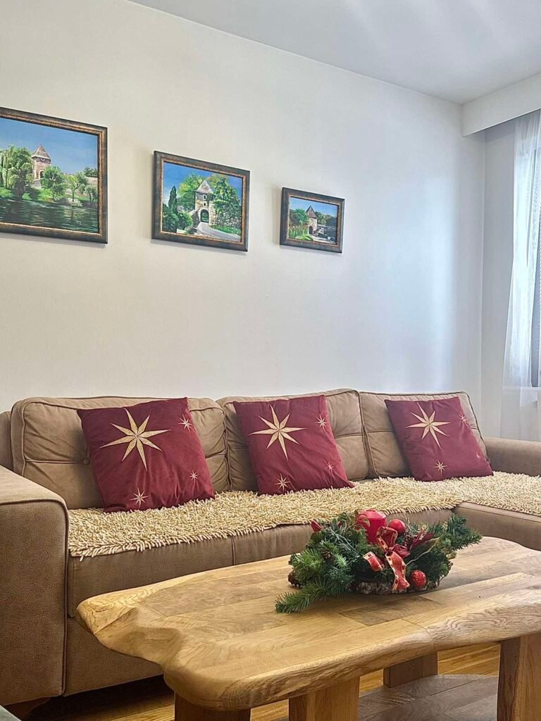 Dnevni boravak sa sofom i drvenim stočićem – Peko apartman Jahorina